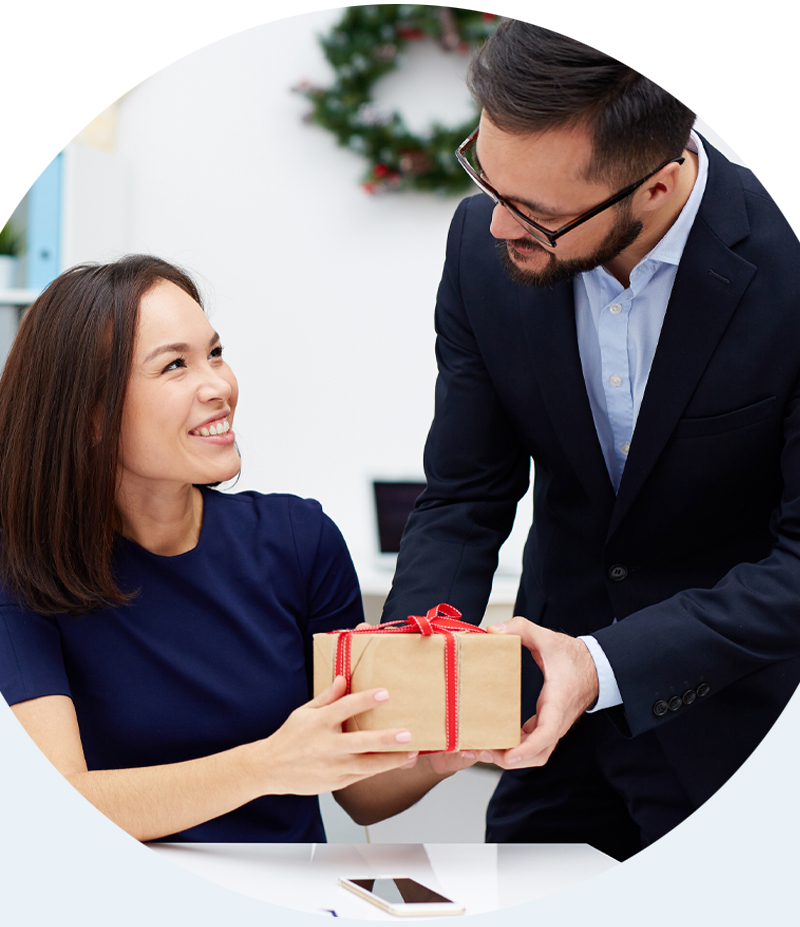 MP-Gifts-BG-Contact-v1-MOBILE Friendly Metro Print representative assisting a satisfied customer with their corporate gift choices.